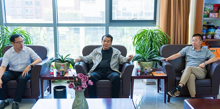 同谋发展 ： 龙乡商会调查团，光临XPJ官网天成参观领导！